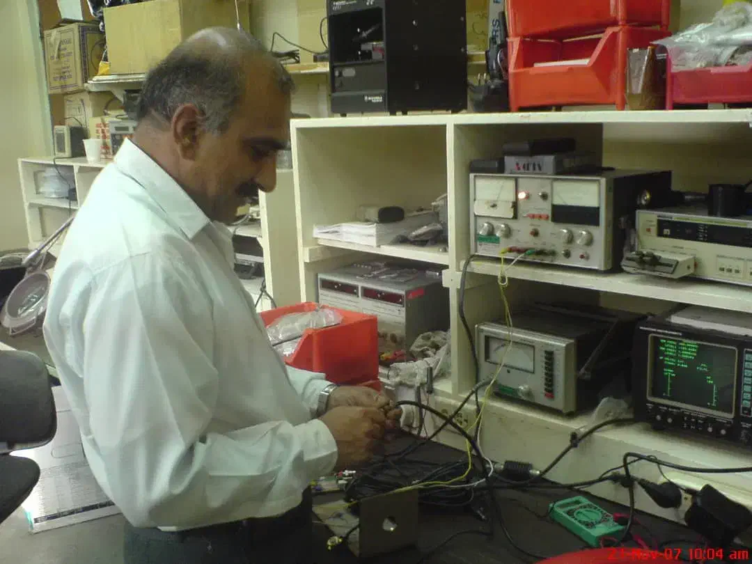 تعمیر لوازم برقی، خانگی و لامپ کم مصرف|خدمات پیشه و مهارت|شیراز, زرهی|دیوار