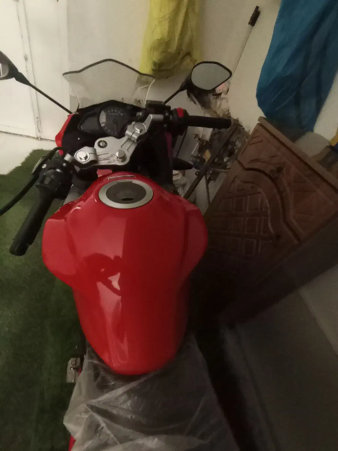 مگلی|موتورسیکلت|ارژن, |دیوار