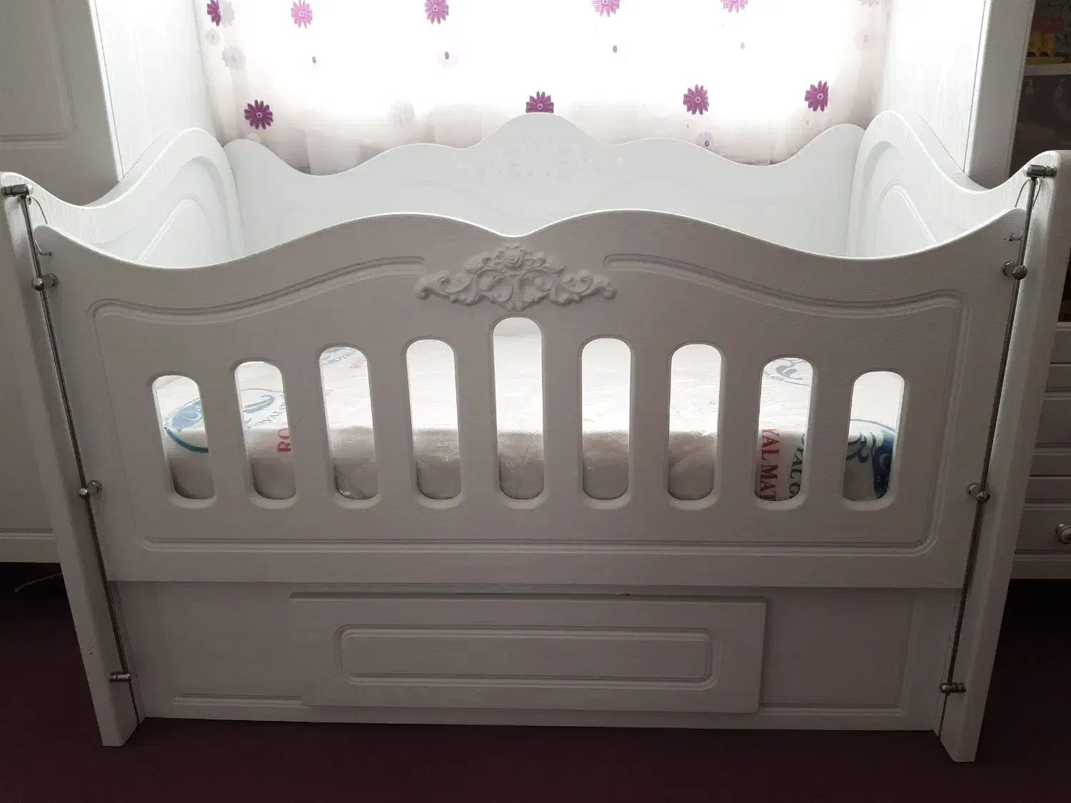 تخت و تشک نو مناسب سیسمونی|تخت و صندلی بچه|بهار, |دیوار