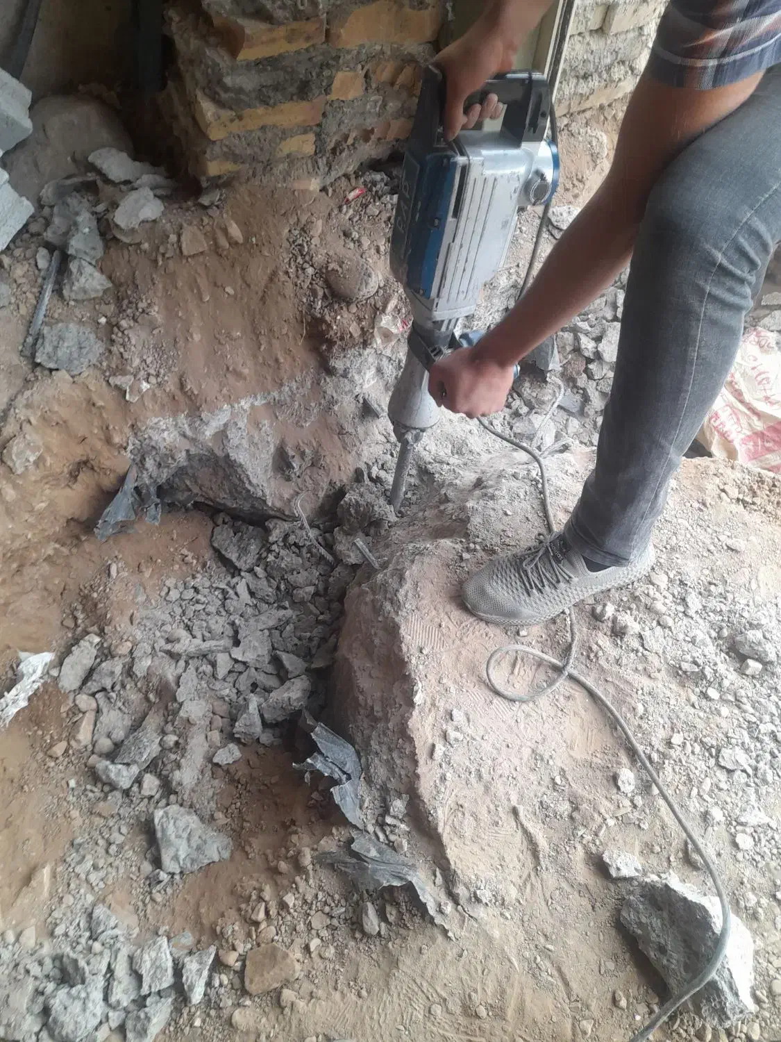 تخریب و بتن کنی کار ماست|خدمات پیشه و مهارت|مرند, |دیوار