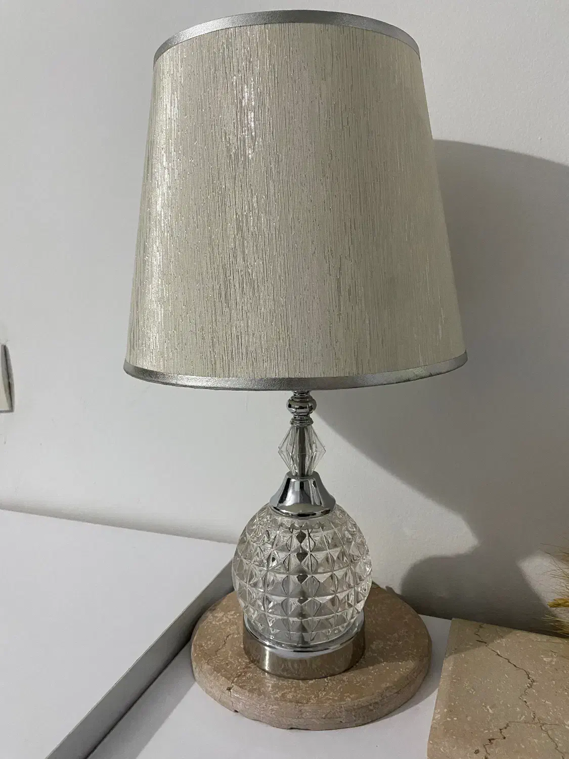 چراغ خواب دو عدد|چراغ خواب و آباژور|رباطکریم, مسکن مهر آبشناسان|دیوار