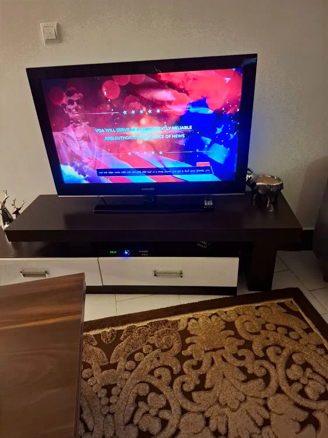 تلویزیون ۴۲ اینچ ال سی دی به همراه میز|تلویزیون و پروژکتور|رشت, علی آباد|دیوار