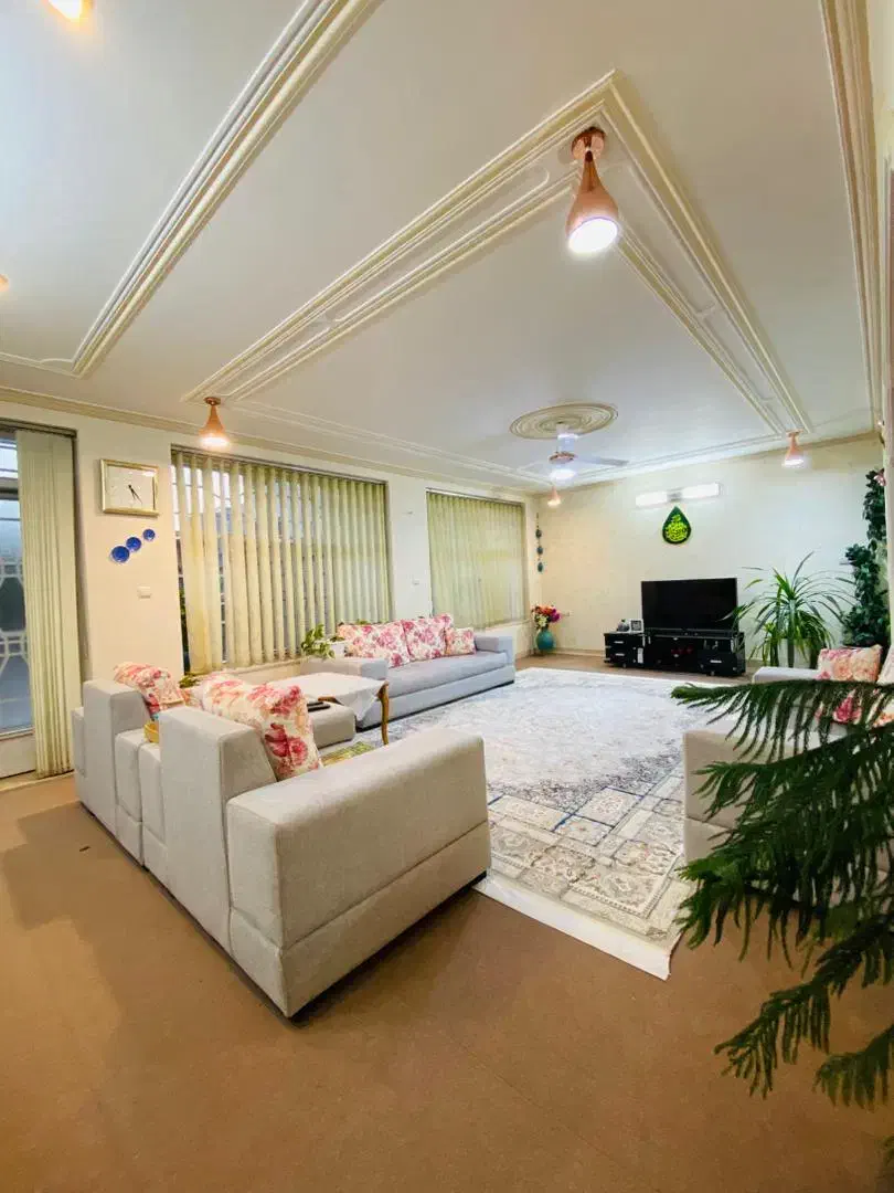 فروش ویلایی واقع در خیابان مدرس|فروش خانه و ویلا|آباده, |دیوار