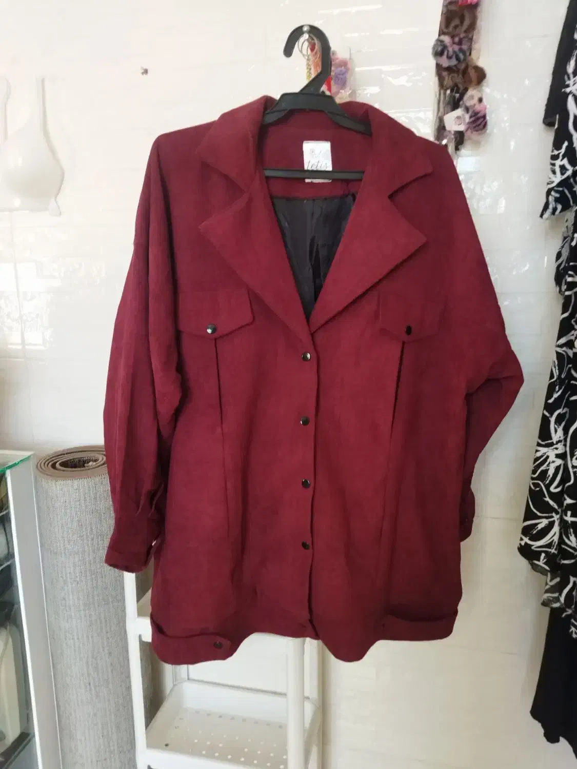 تعدادی لباس تک داخل مغازه|لباس|آباده, |دیوار