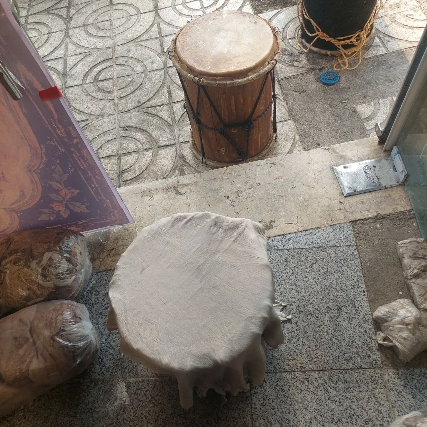 پوست دمام|درام و پرکاشن|تهران, خاک سفید|دیوار