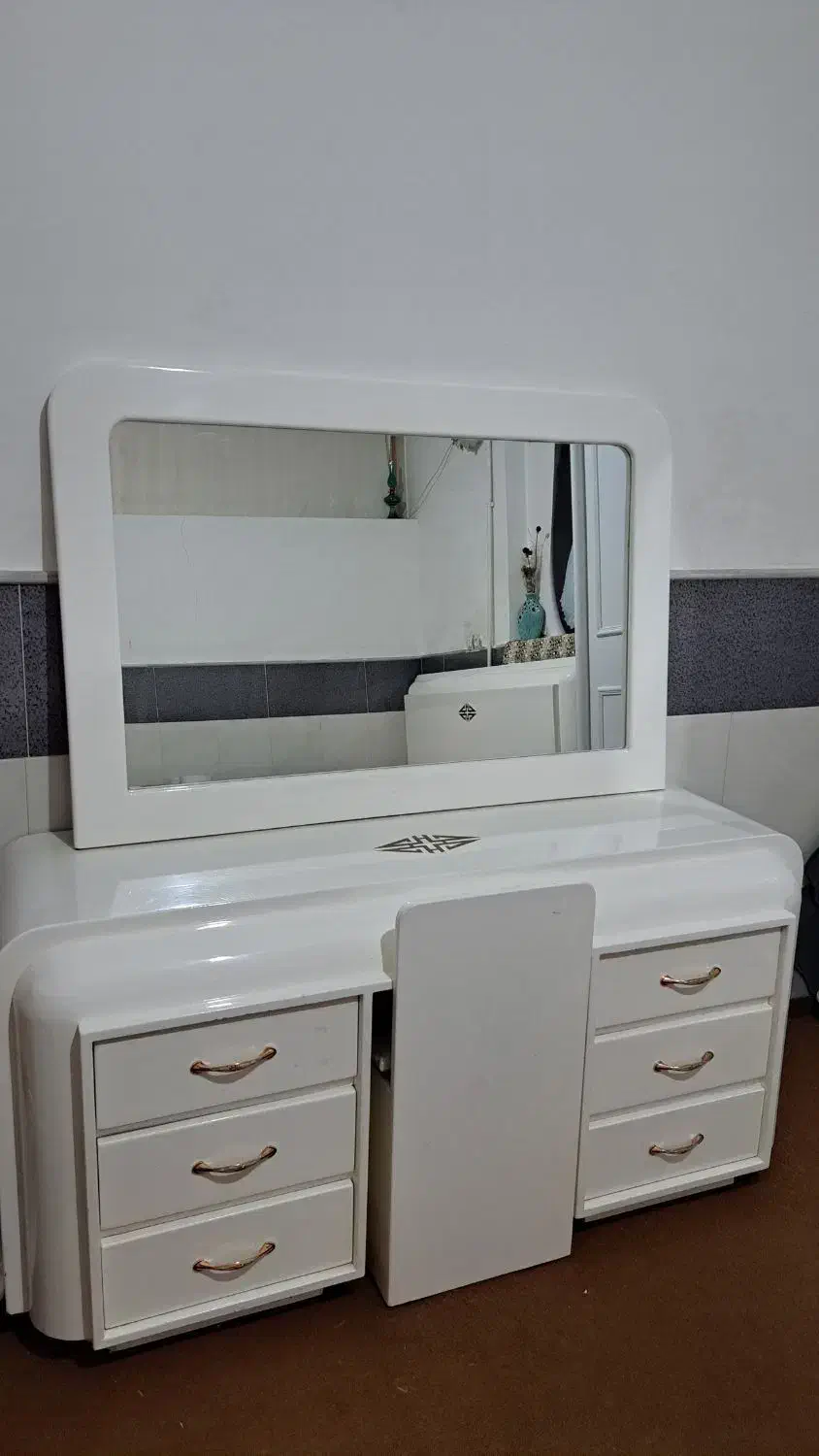 میز ارایشی|میز و صندلی غذاخوری|قم, تولید دارو و یخچال|دیوار