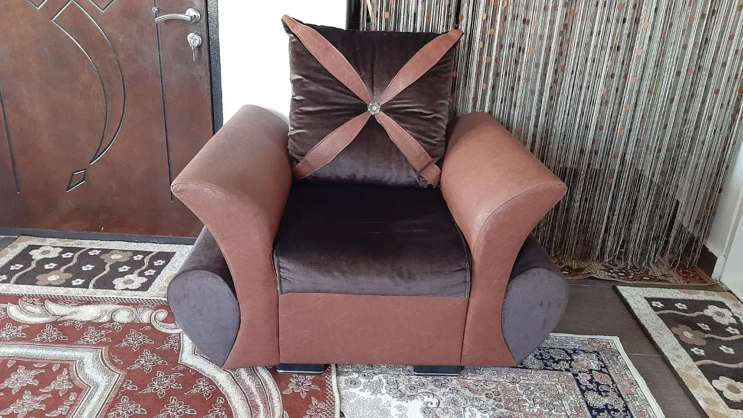 یک عددمبل راحتی چرم پارچه درحدنو|مبلمان خانگی و میز عسلی|ارومیه, |دیوار