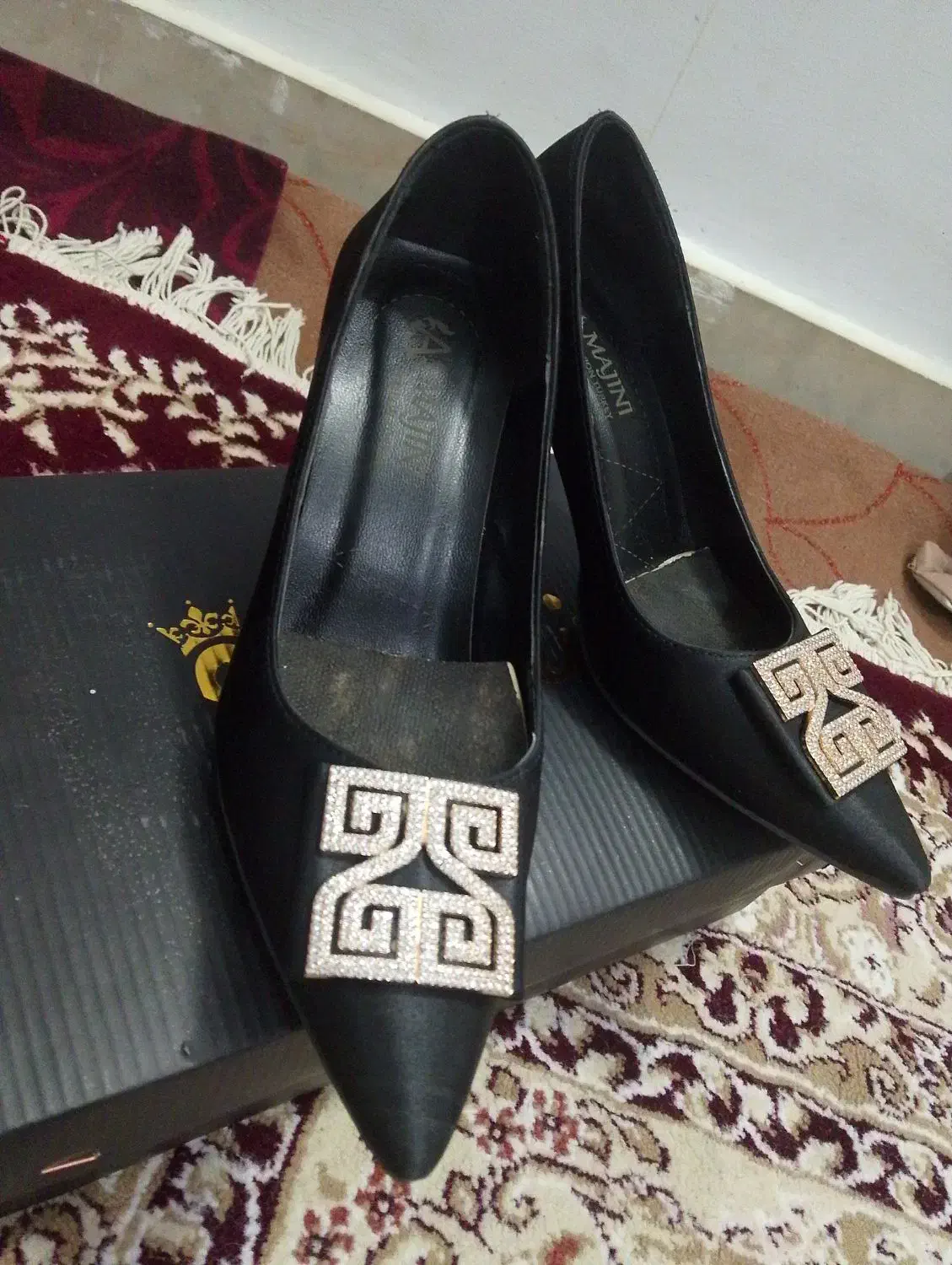 کفش مجلسی|کیف، کفش، کمربند|پیشوا, |دیوار