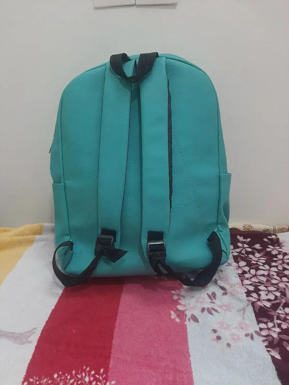 کیف مدرسه شیک|کیف، کفش، کمربند|کاشان, پشت شهربانی|دیوار