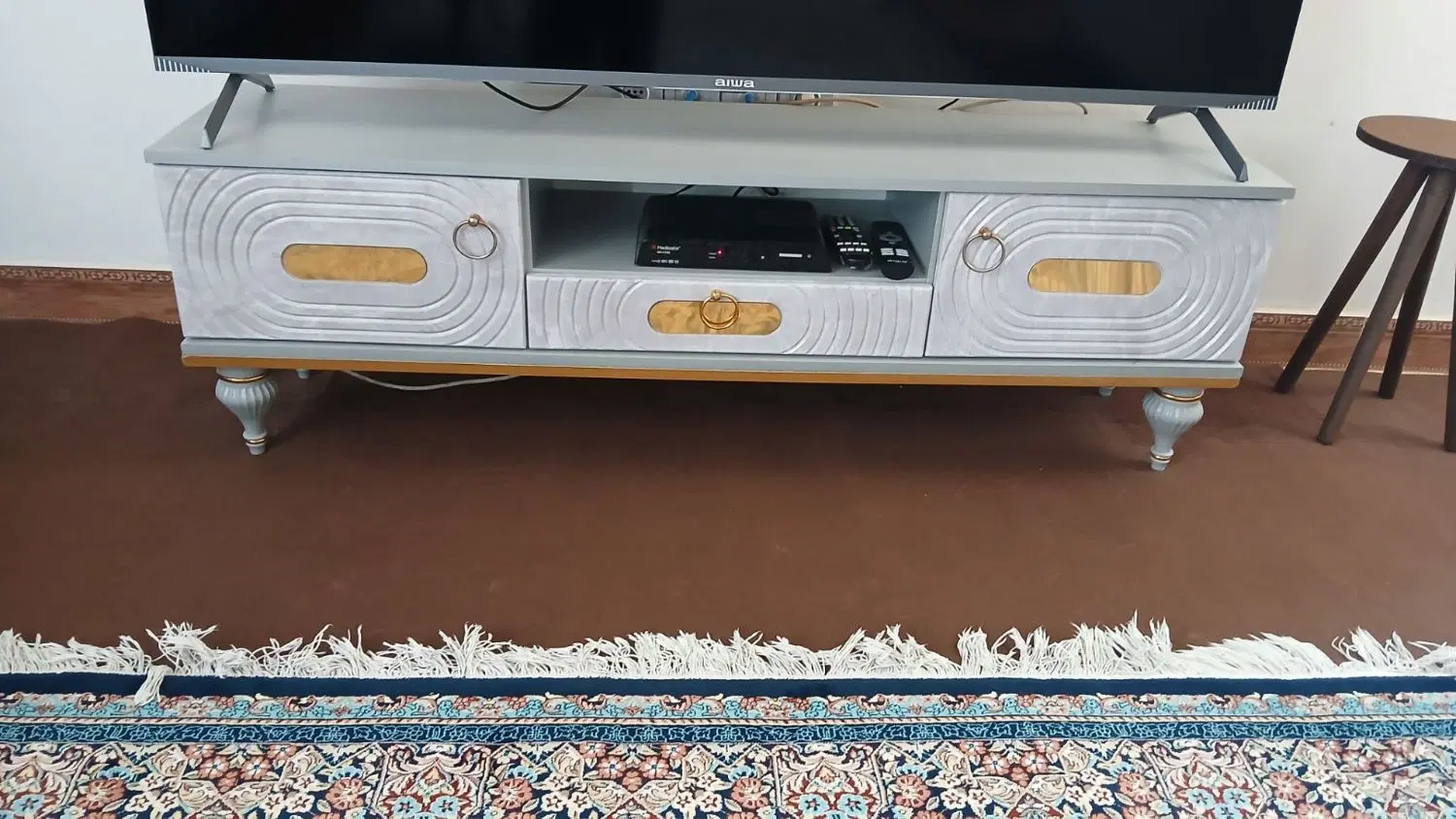 Tv42سامسونگ ومیزTv|تلویزیون و پروژکتور|تهران, جوادیه|دیوار