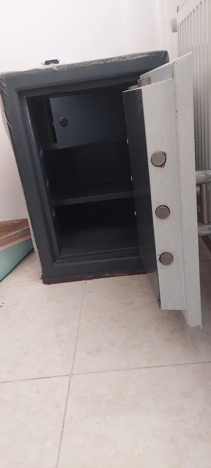 گاوصندوق درحدنو|دفتر کار|صومعه‌سرا, |دیوار