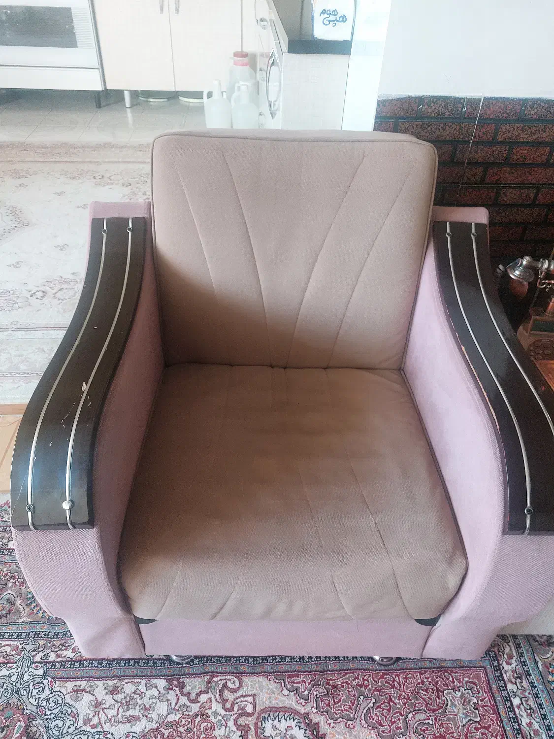 مبل راحتی|مبلمان خانگی و میز عسلی|صحنه, |دیوار