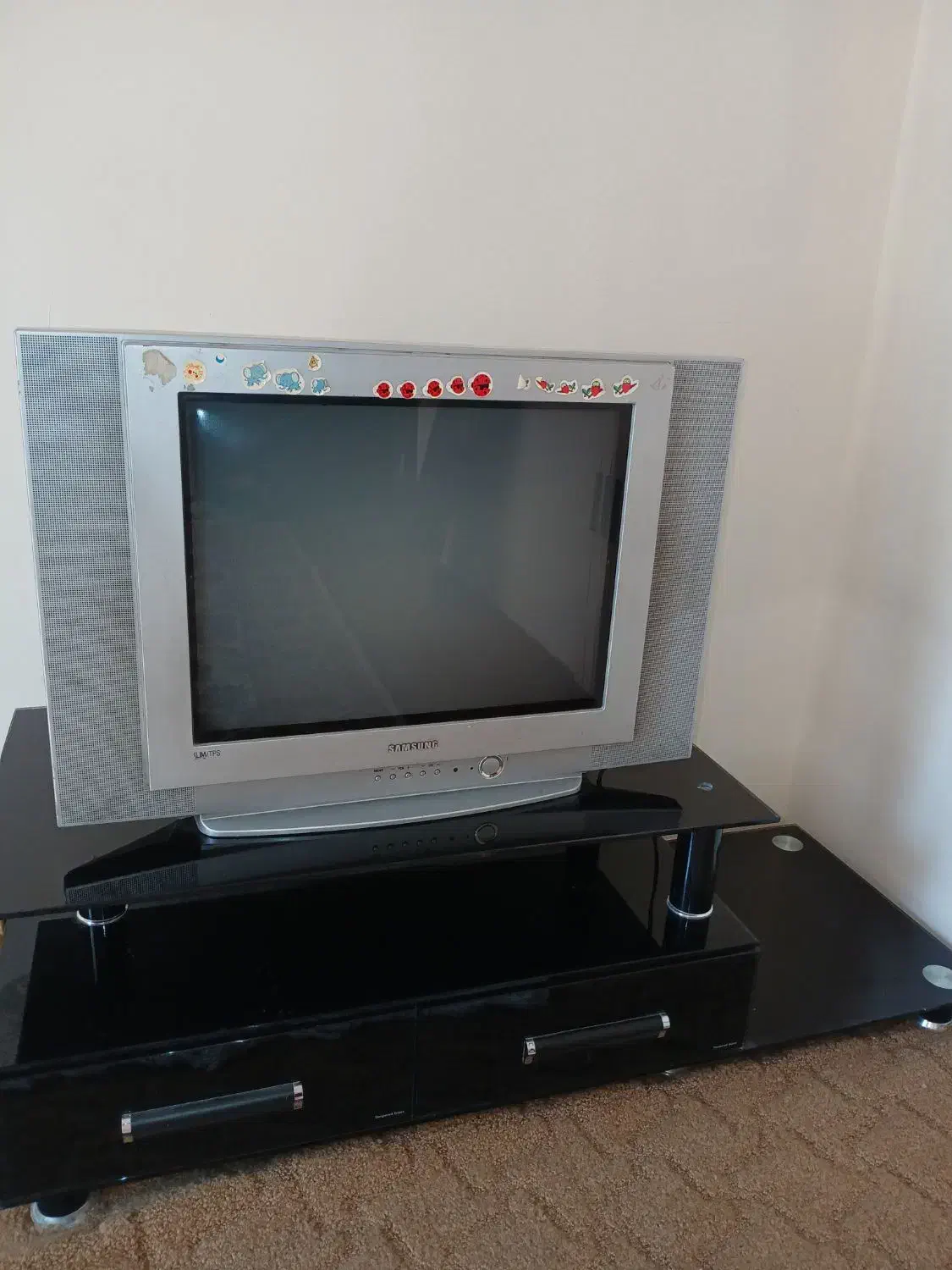 تلویزیون کاملا سالم همراه میز تلویزیون|تلویزیون و پروژکتور|محمدشهر, همایون ویلا|دیوار