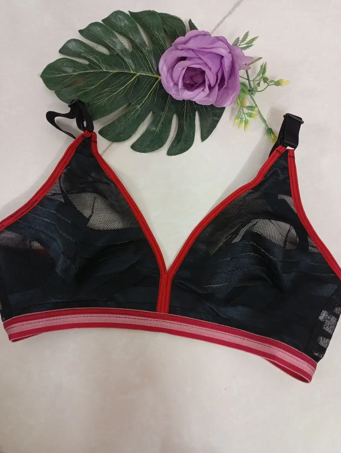 سوتین سفید|لباس|قم, چهار مردان|دیوار