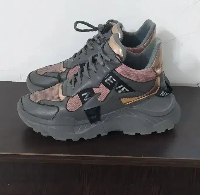 تعدادی کفش در حدنو|کیف، کفش، کمربند|خرمآباد, |دیوار