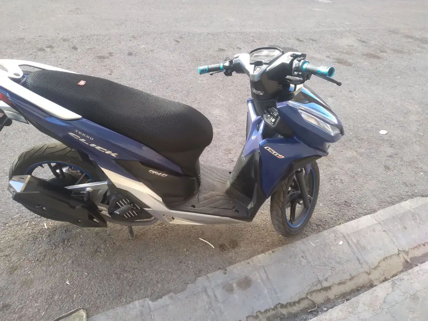 موتور کلیک توسن|موتورسیکلت|میانه, |دیوار