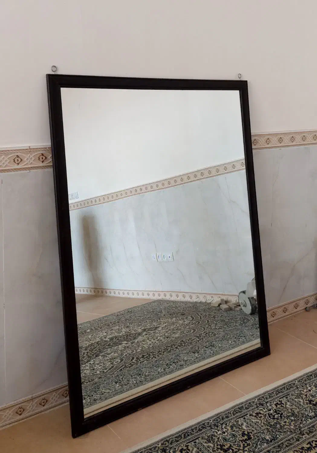 آینه|آینه|صحنه, |دیوار