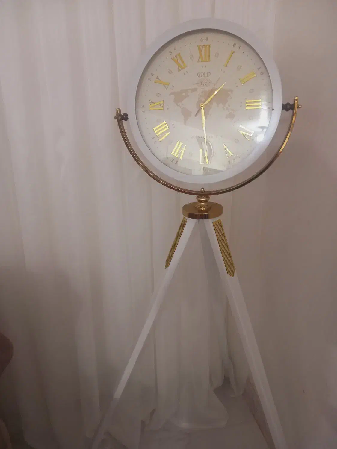 ساعت چوبی سالم در حد نو فقط ۱۶۰۰ تومن بفروش میرسد|ساعت دیواری و تزئینی|سبزوار, طبرسی (جعفرآباد)|دیوار