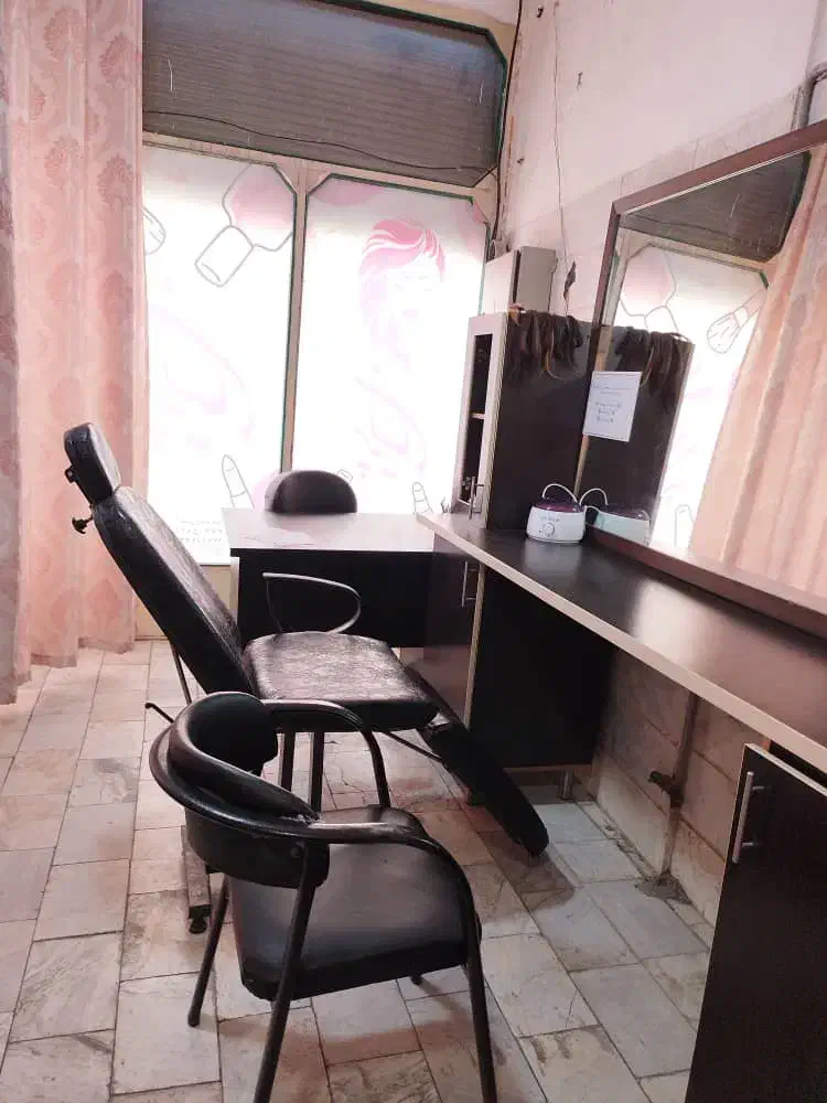 دکور آرایشگاه و آینه و میز و کشو و صندلی اصلاح جکی|آرایشگاه و سالنهای زیبایی|تهران, پرستار|دیوار