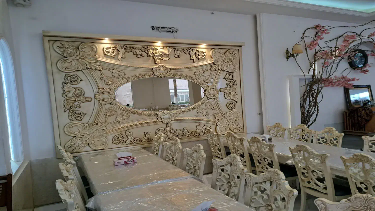 صندلی پلیمری  و کتیبه چوبی|میز و صندلی غذاخوری|شاندیز, |دیوار