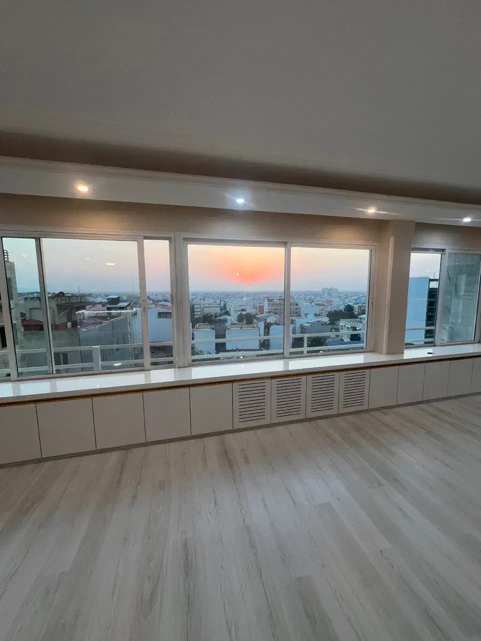 فروش آپارتمان ۱۵۰ متری پلاک یک کوه خیابان کارگر|فروش آپارتمان|لاهیجان, رجایی|دیوار