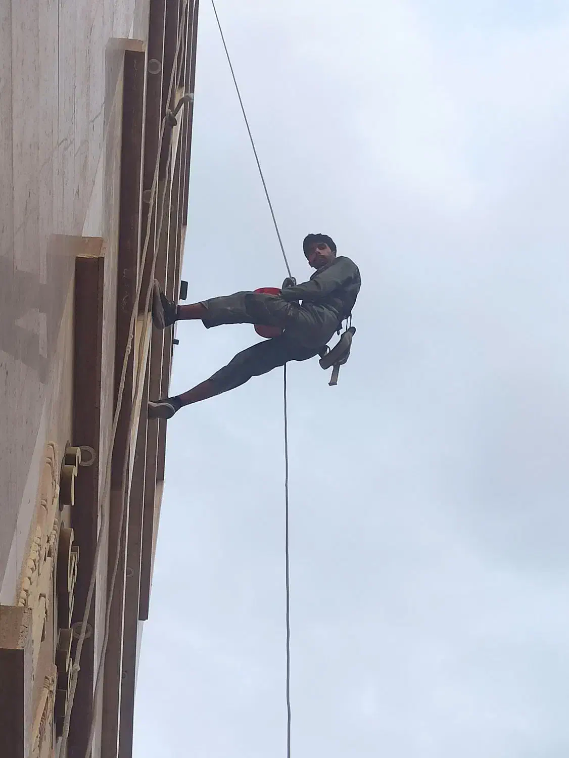 کار در ارتفاع پیچ و رولپلاک عایق نانو کنیتکس شستشو|خدمات پیشه و مهارت|صدرا-فارس, فاز ۱|دیوار