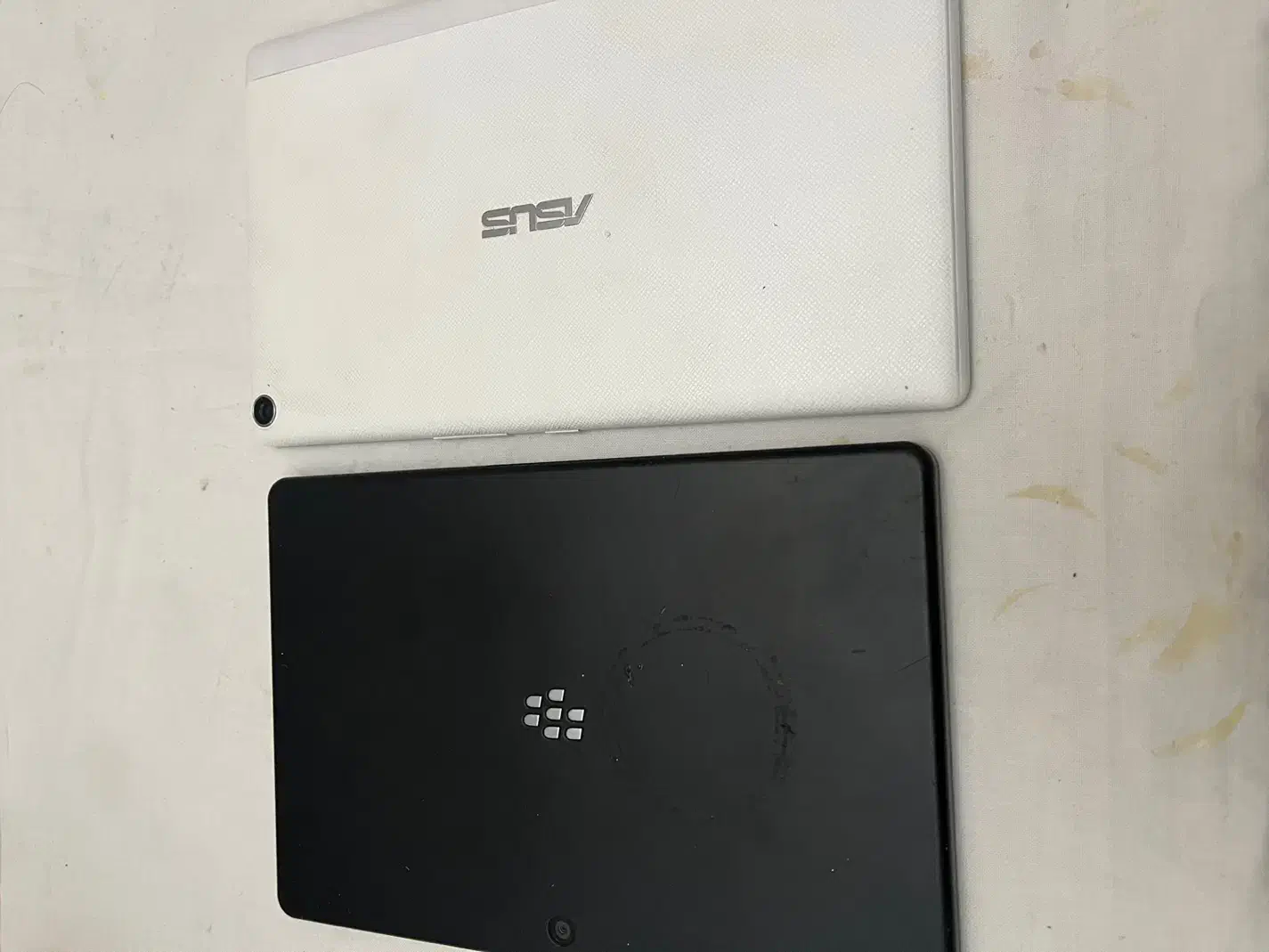 دو تبلت|تبلت|تهران, میدان ولیعصر|دیوار