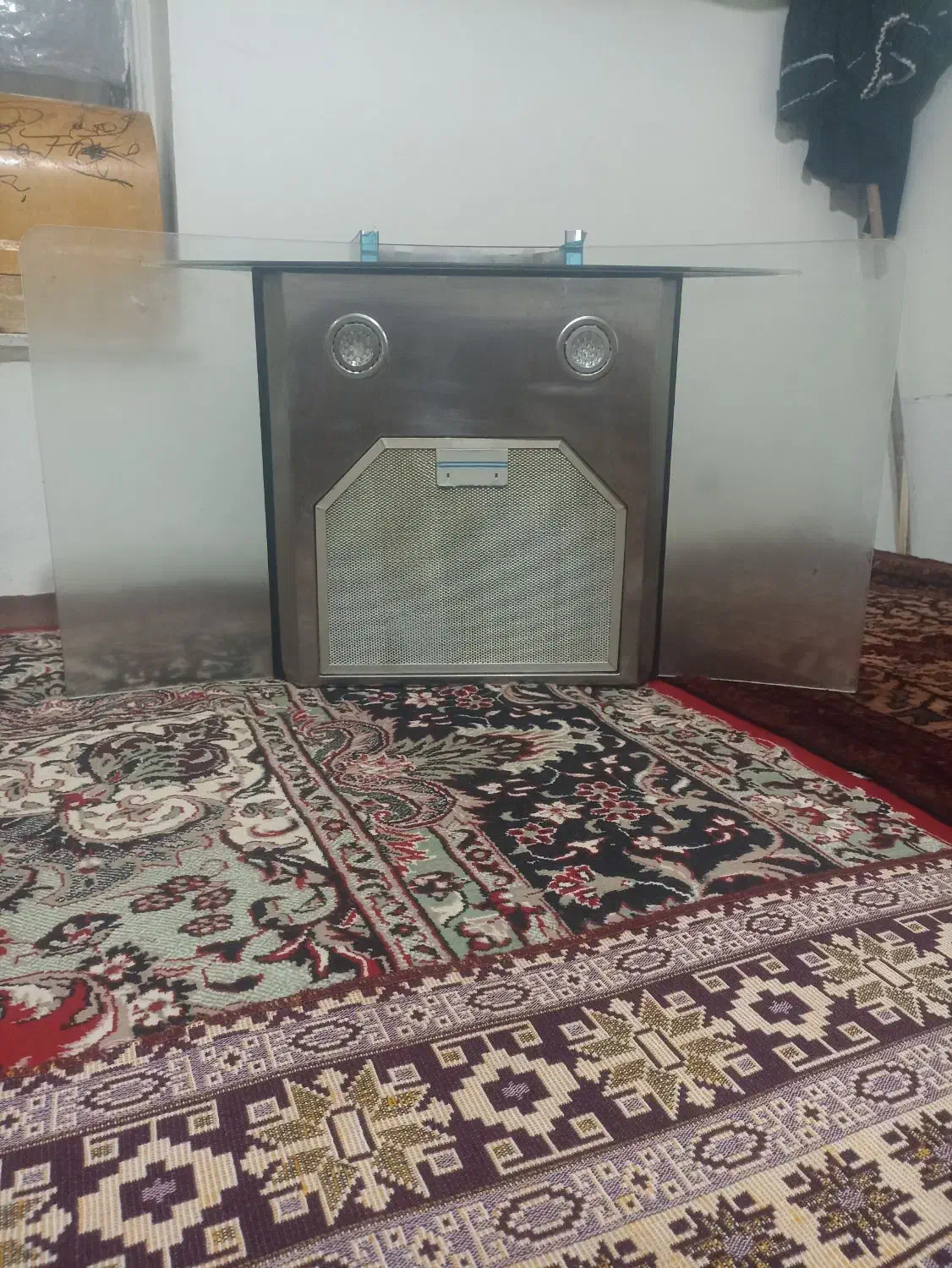 یک عدد حود کارگردع در حد نو|هود|صوفیان, |دیوار