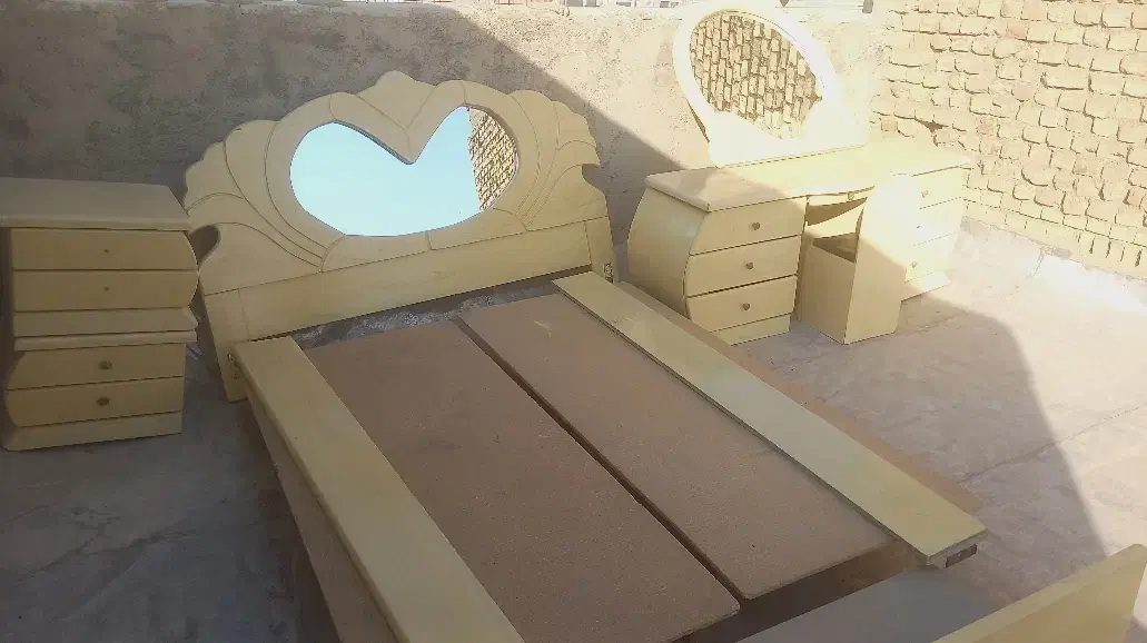 تخت و میز آرایش|تخت و سرویس خواب|نجف‌آباد, رجایی شمالی|دیوار