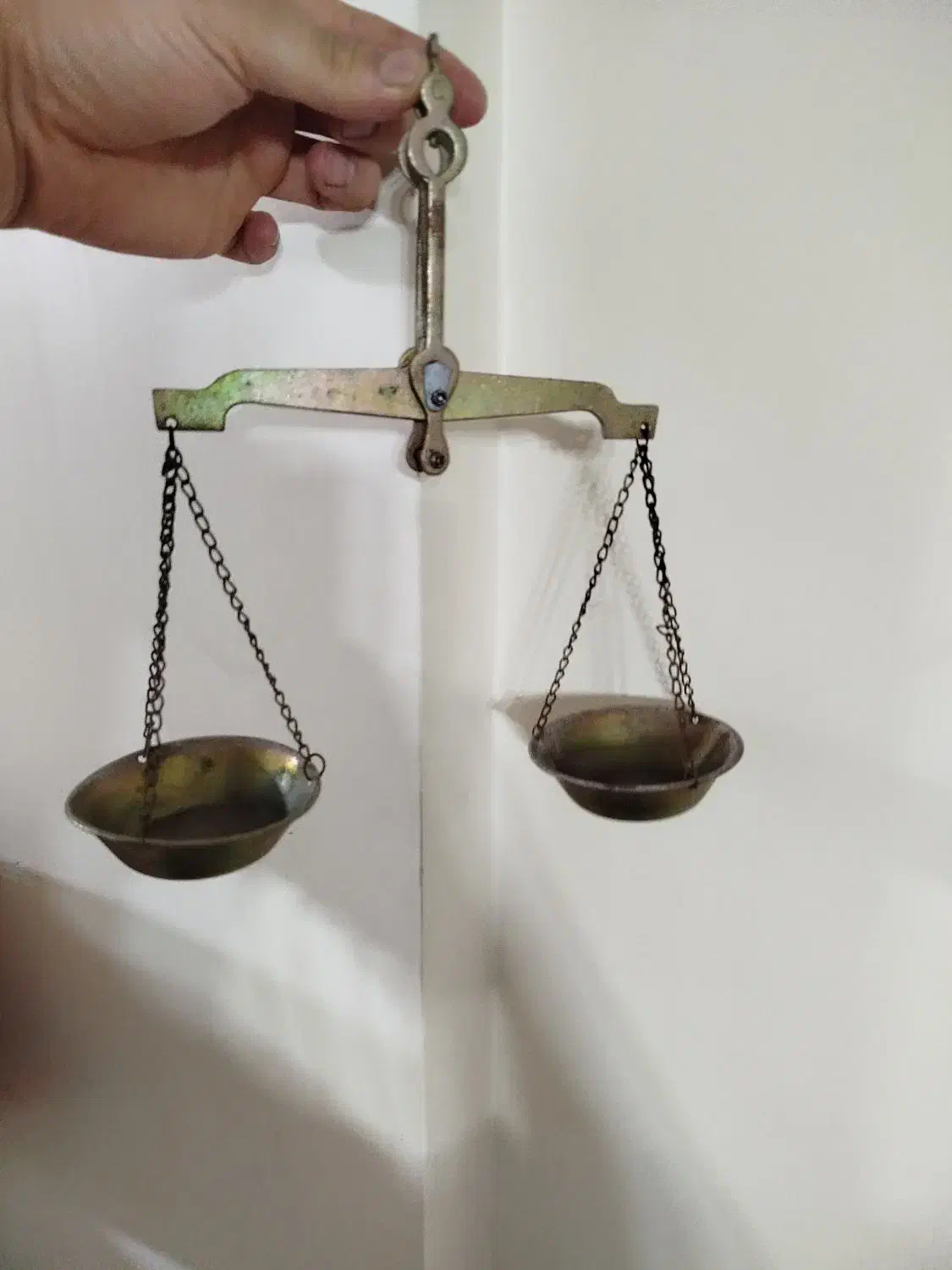 ترازو قدیمی و کهنه|کلکسیون اشیاء عتیقه|فولادشهر, B4|دیوار