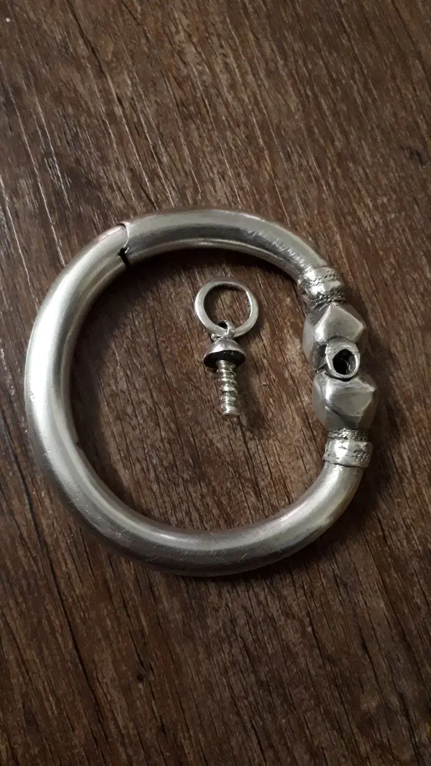 دستبند پالهنگ نقره صفوی لولا دار عتیقه موزه ای|کلکسیون اشیاء عتیقه|تهران, باغ خزانه|دیوار