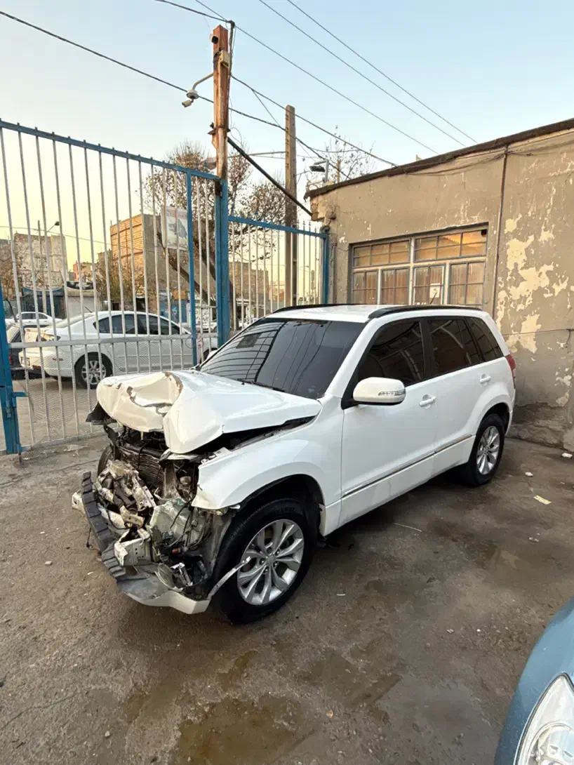 ویتارا اتومات مدل ۹۶ موتور ۲۴۰۰ کلاس ۹ تصادفی|خودرو سواری و وانت|مشهد, کوشش|دیوار