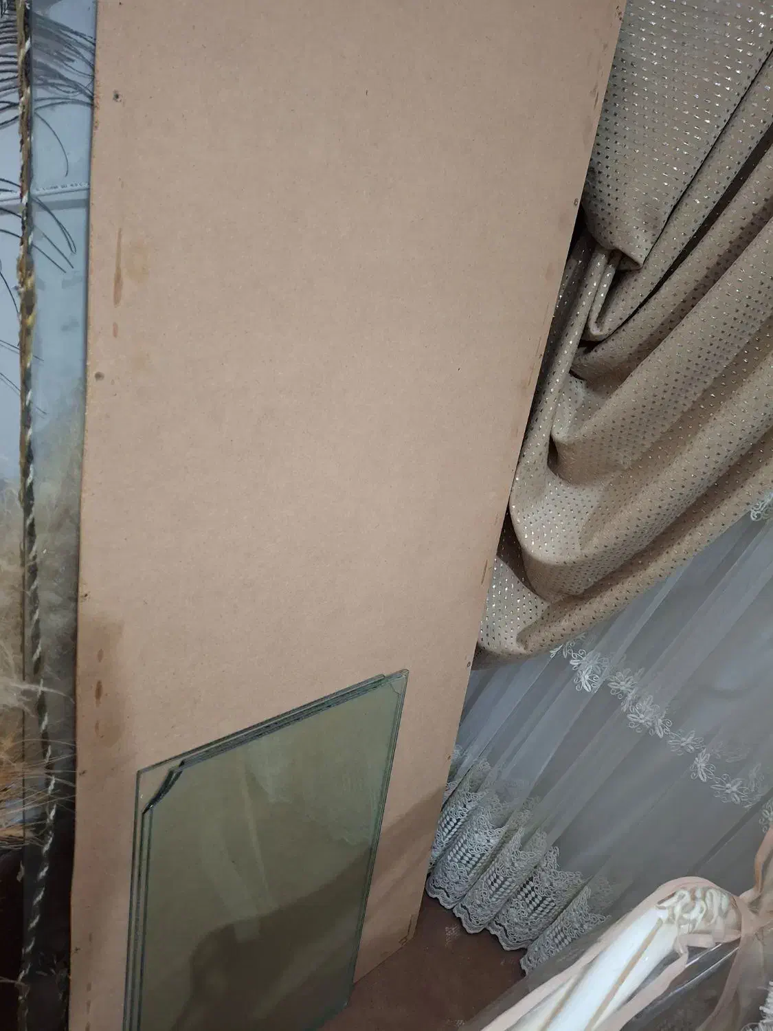 شیشه کامل ویترین  چوب بالا و پشت برنز مستطیلی|بوفه، ویترین، کنسول|قم, شهرک سازمان آب|دیوار