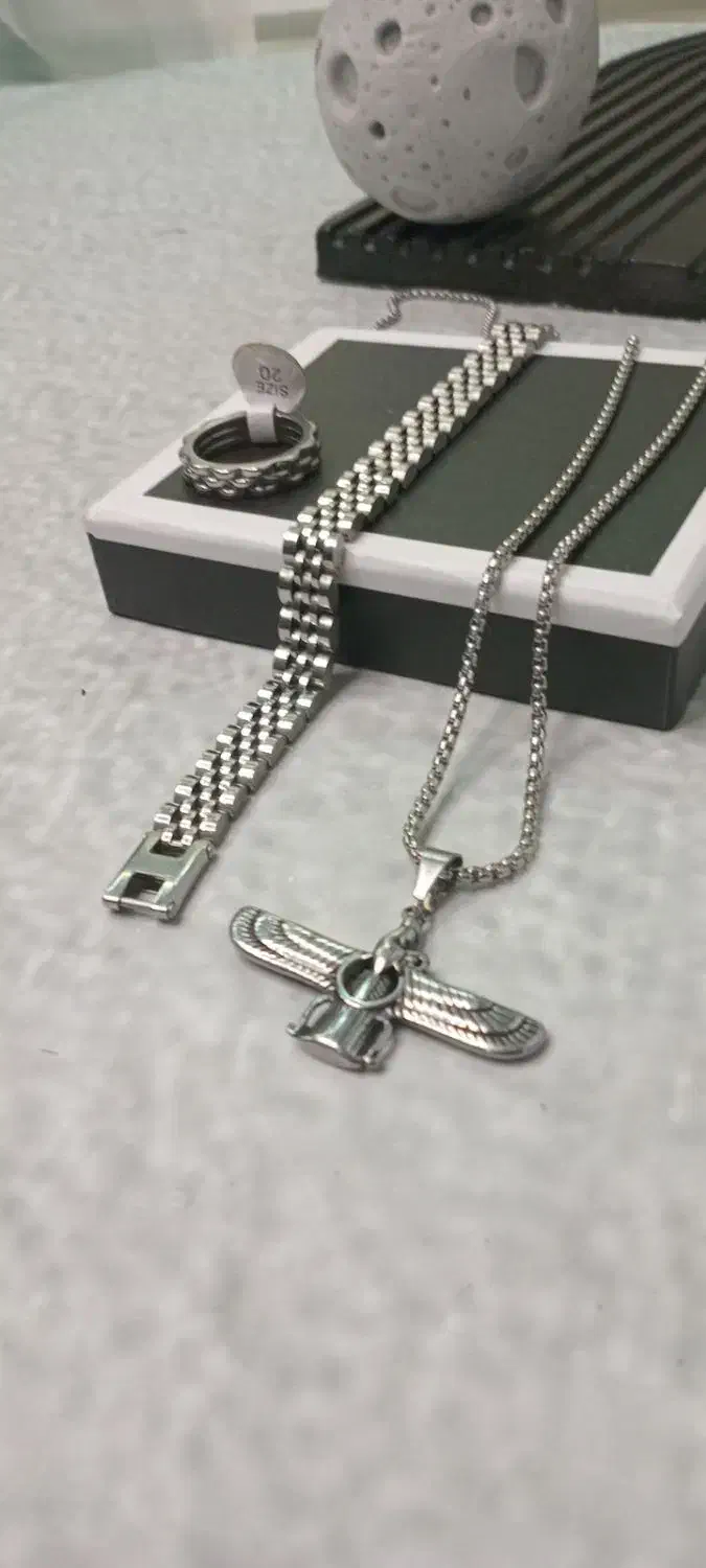 گردنبند فروهر|بدلیجات|رشت, هلال احمر|دیوار