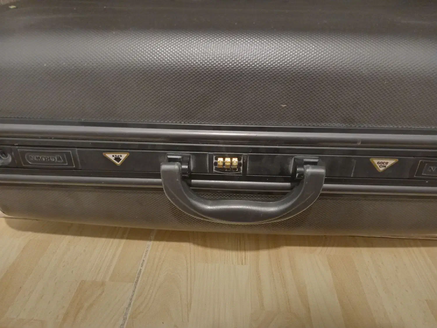 چمدون بزرگ|کیف، کفش، کمربند|شاهینشهر, سعدی شمالی|دیوار