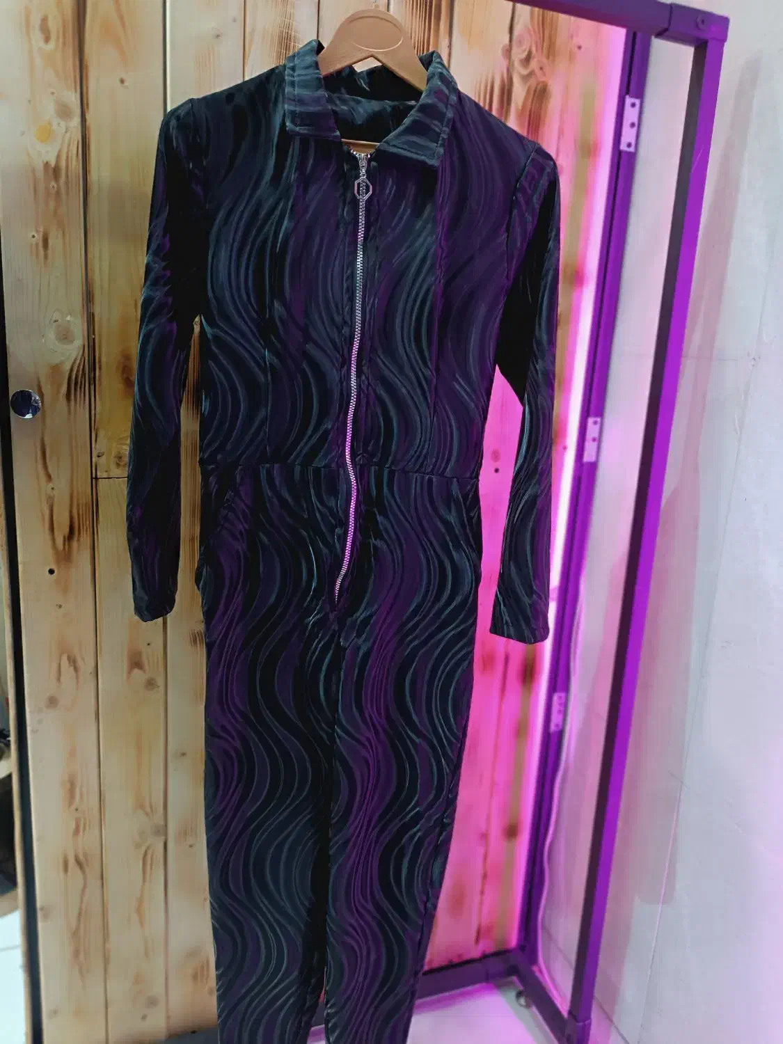 کاپشن|لباس|قم, نیروگاه|دیوار