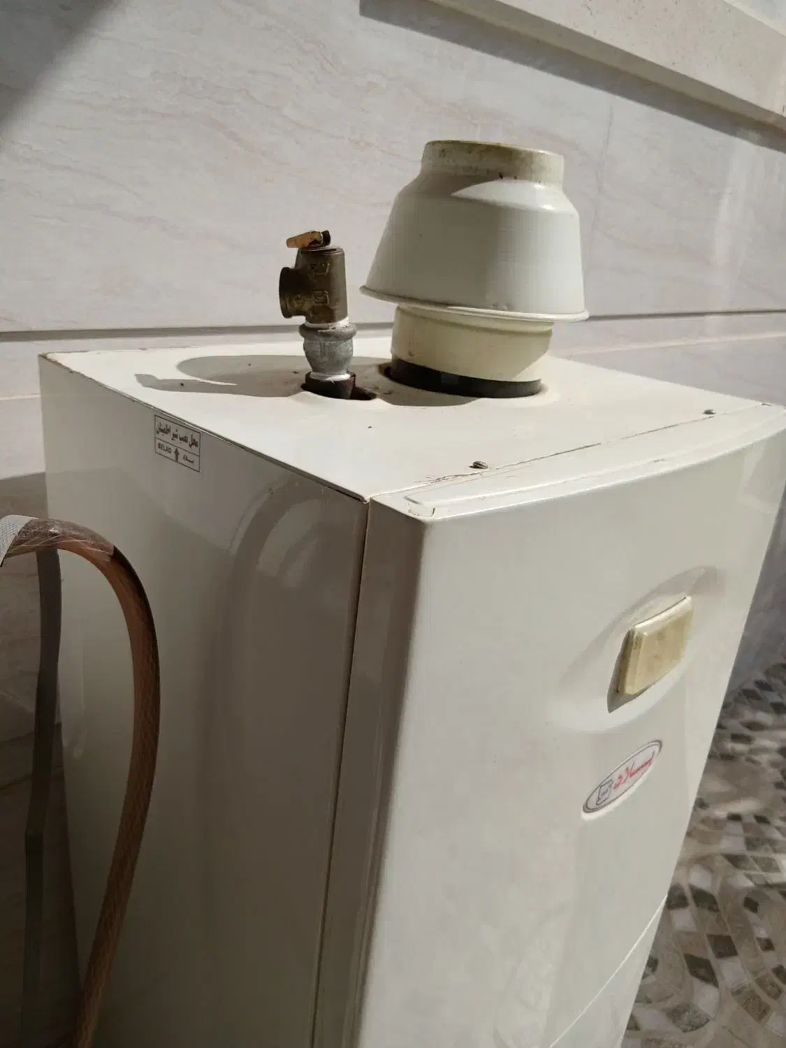 فروش آبگرمکن دیواری ۵۰ لیتری بلاد کارکرده.|آبگرمکن، پکیج، شوفاژ|جهرم, |دیوار