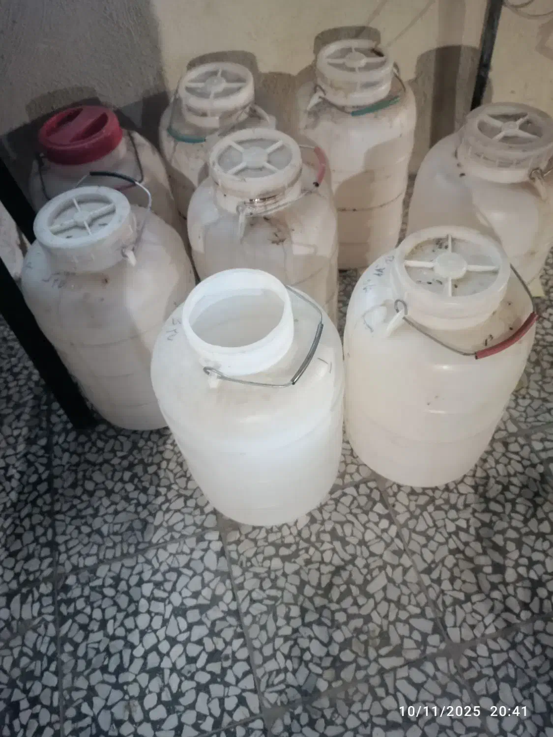 دبه|ظروف نگهدارنده، پلاستیکی، یک‌بارمصرف|بومهن, |دیوار