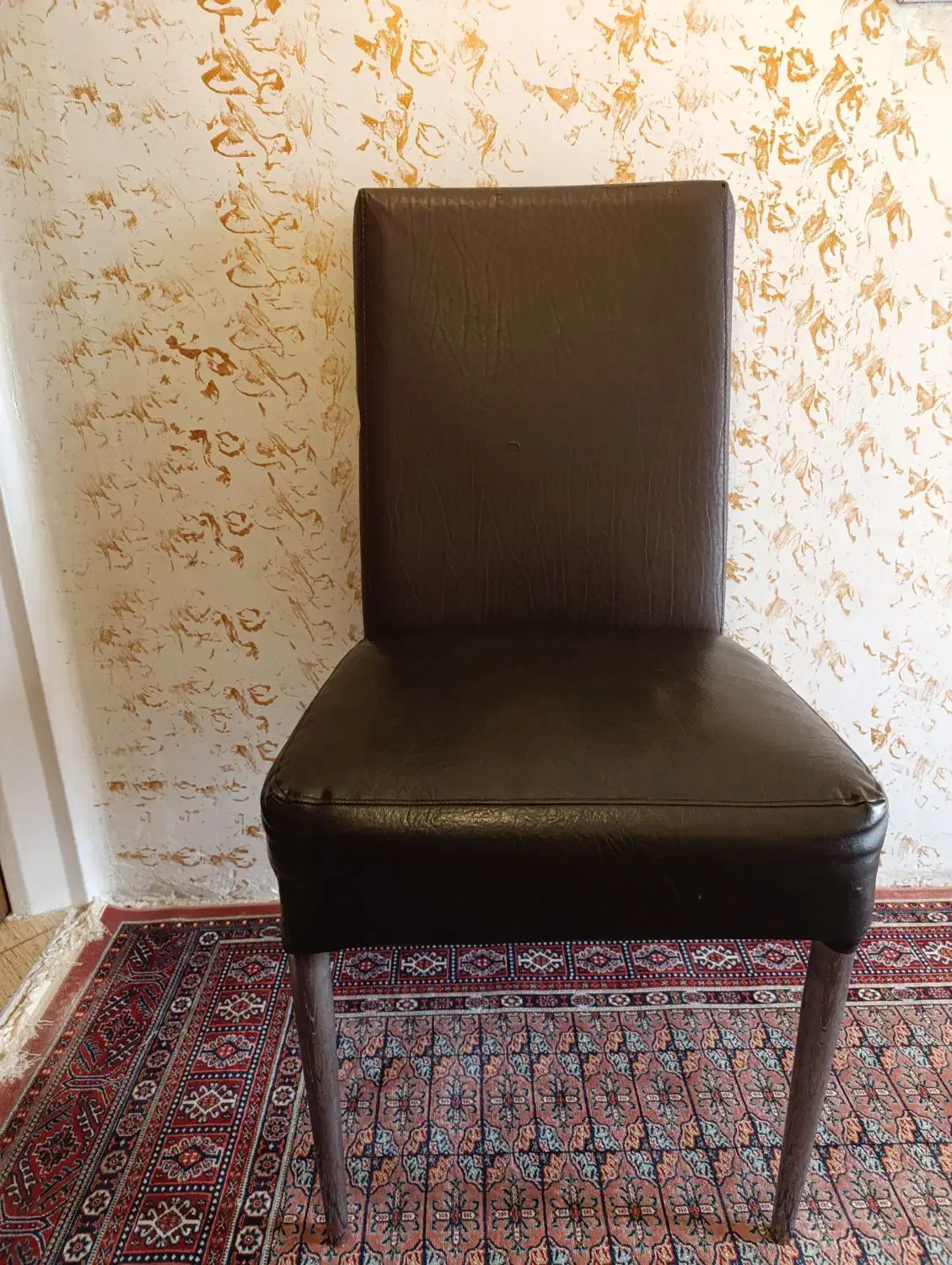 یک عدد صندلی چرم|صندلی و نیمکت|مشهد, سرافرازان|دیوار