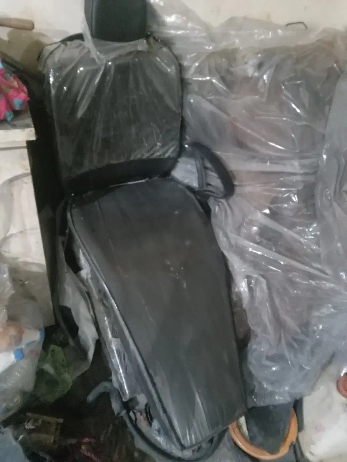 تعدادی صندلی گردون وجکدارواینه ارایش|آرایشگاه و سالنهای زیبایی|اردبیل, |دیوار