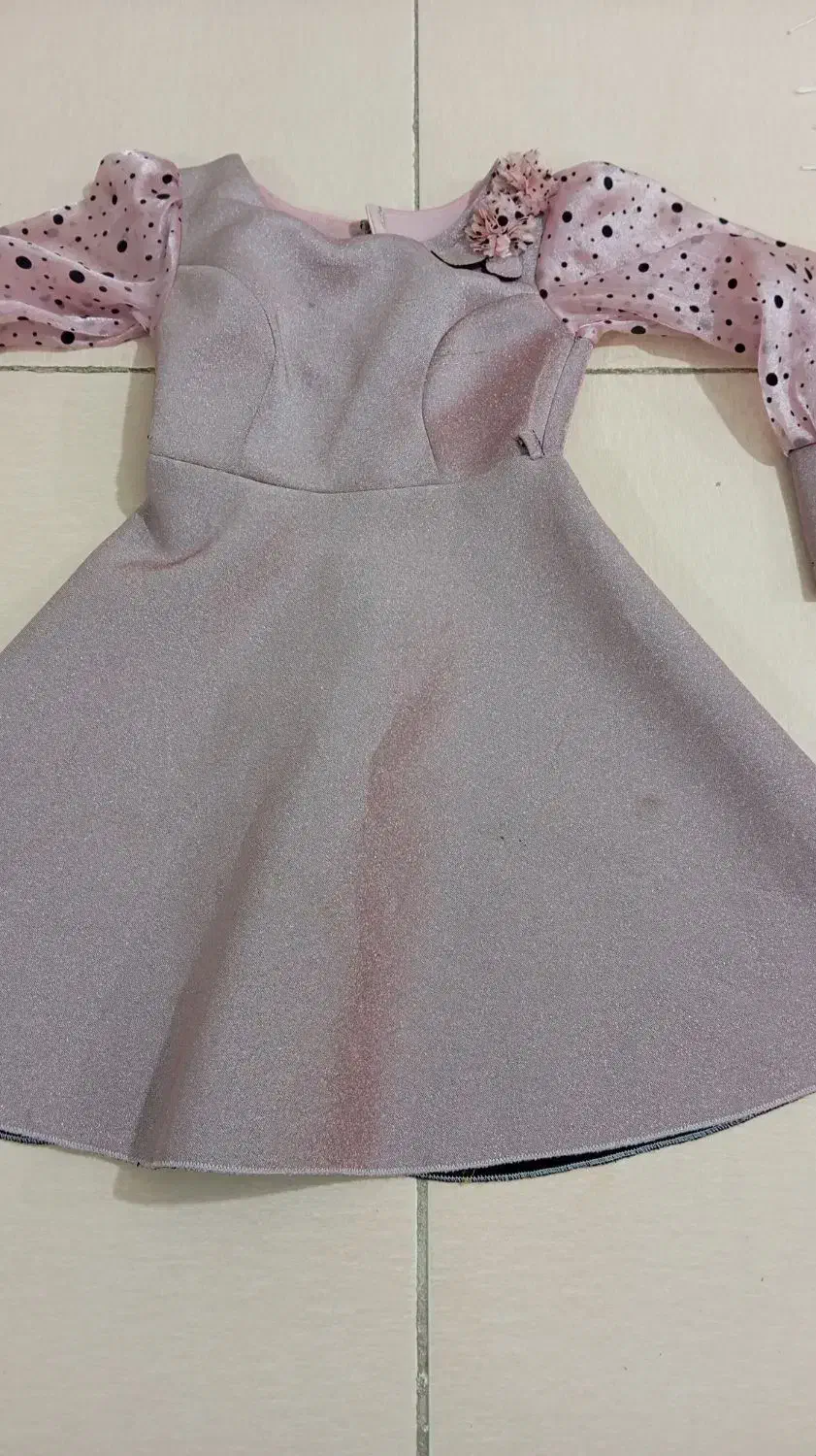 تعدادی لباس|لباس|دورود, |دیوار