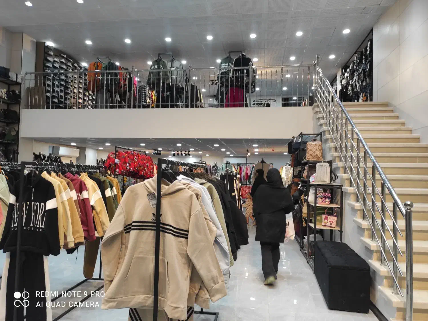 استخدام فروشنده خانم|استخدام بازاریابی و فروش|صدرا-فارس, فاز ۱|دیوار