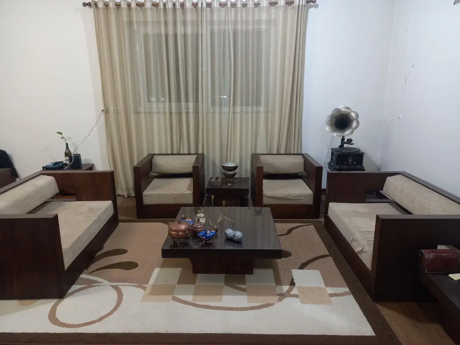 مبل ۶ نفره چوب گردو|مبلمان خانگی و میز عسلی|قائم‌شهر, |دیوار