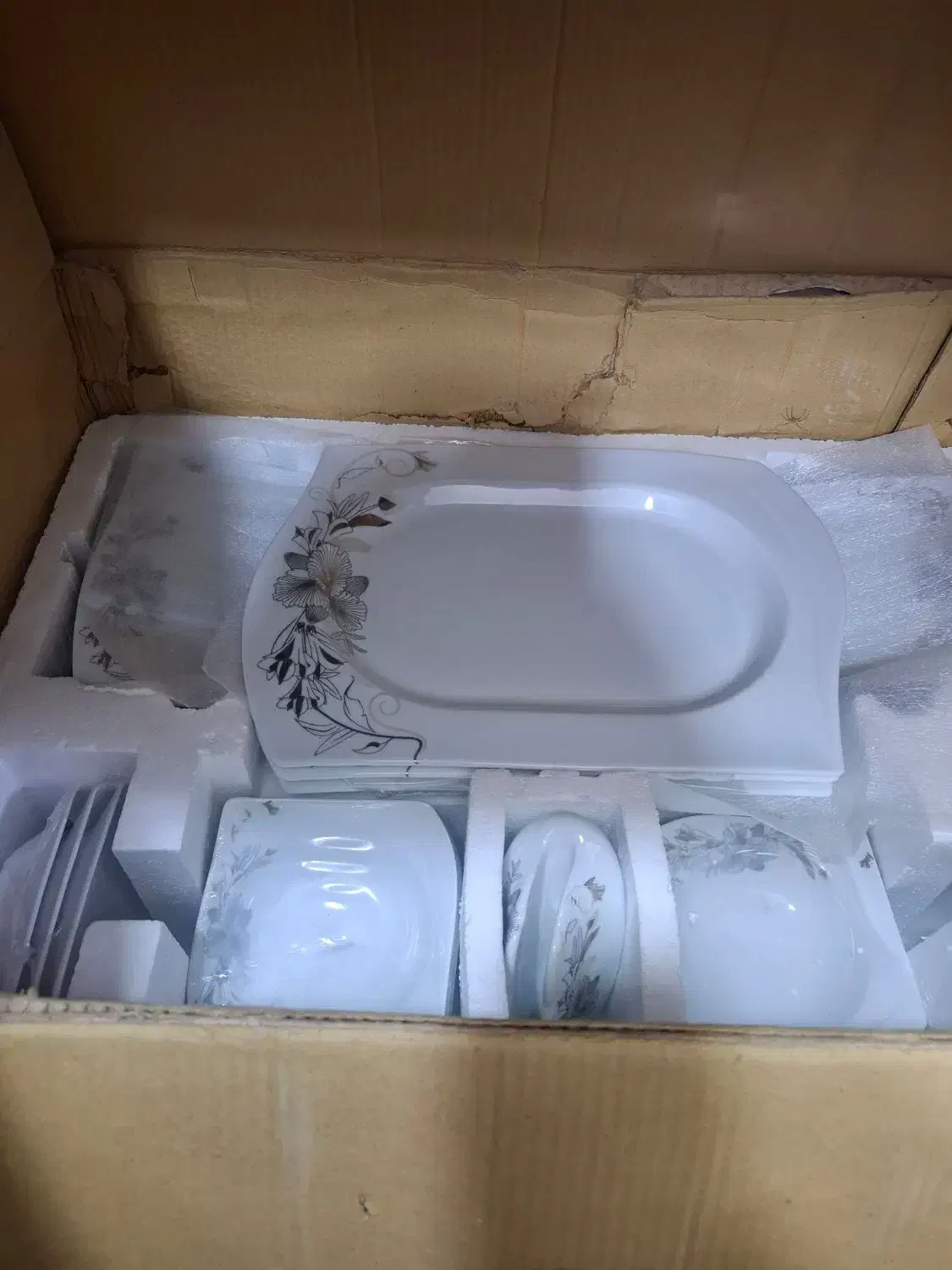 چینی دوازده نفره پردیس|ظروف سرو و پذیرایی|گلستان (تهران), |دیوار