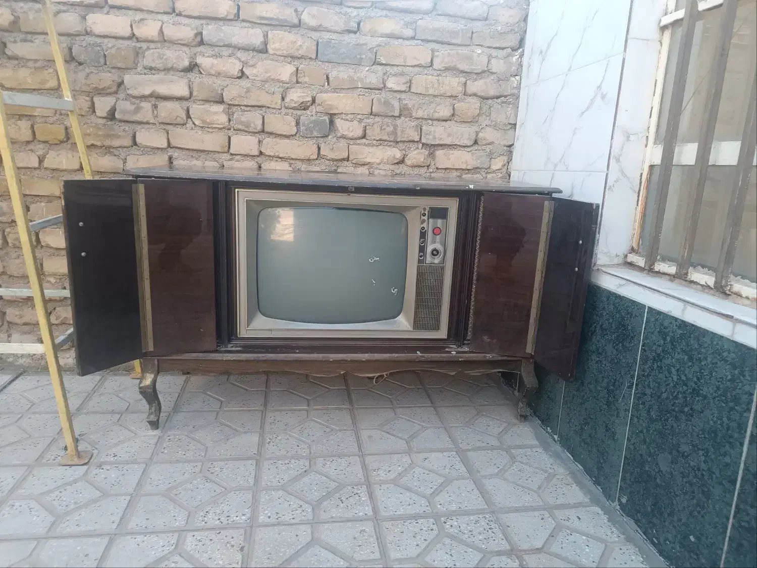 تلویزیون قدیمی کمدی و میز تلفن و چرخ خیاطی قدیمی|کلکسیون اشیاء عتیقه|تربت‌حیدریه, منظر|دیوار