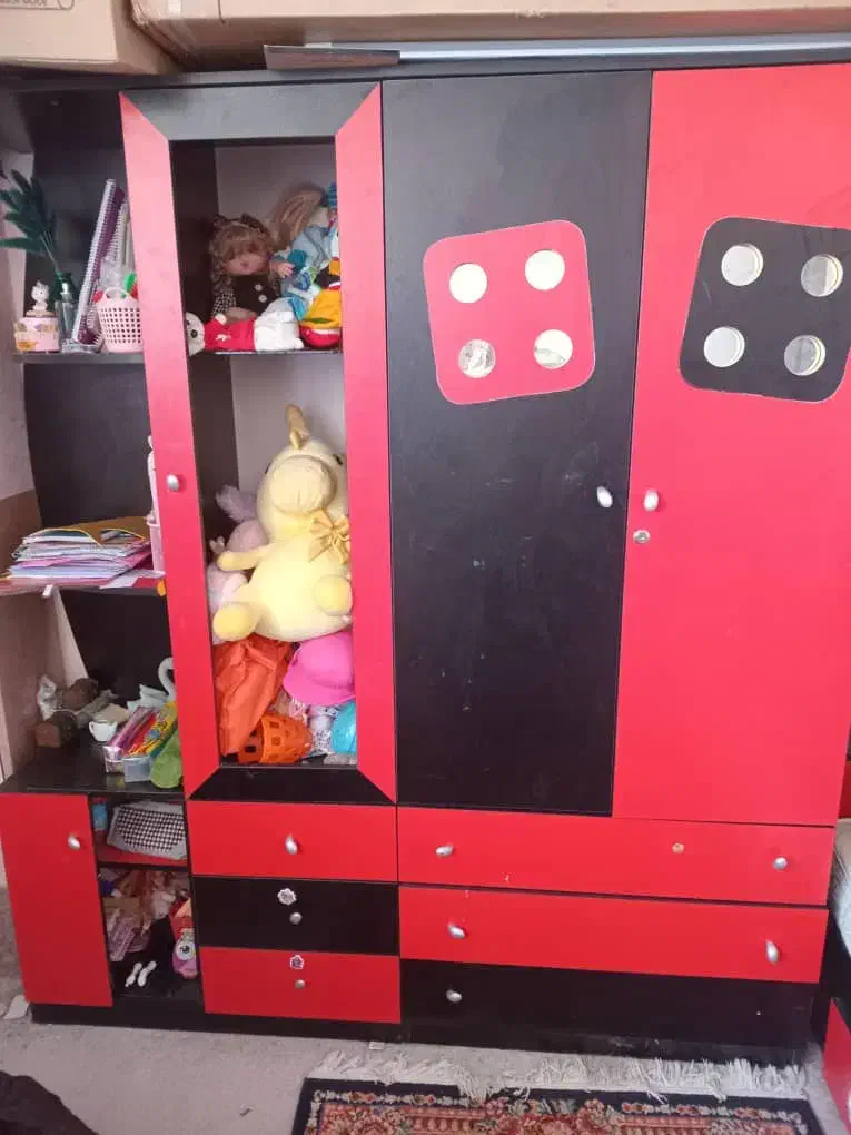 تخت و کمد نوجوان|تخت و سرویس خواب|صدرا-فارس, فاز ۱|دیوار