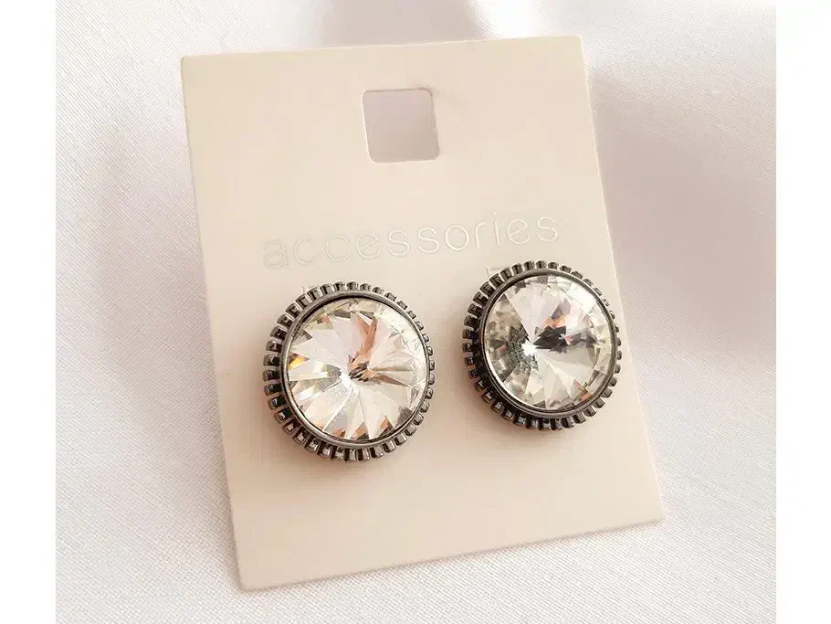 گوشواره میخی تکی نگینی سفید شیک و جذاب|بدلیجات|رشت, منظریه|دیوار