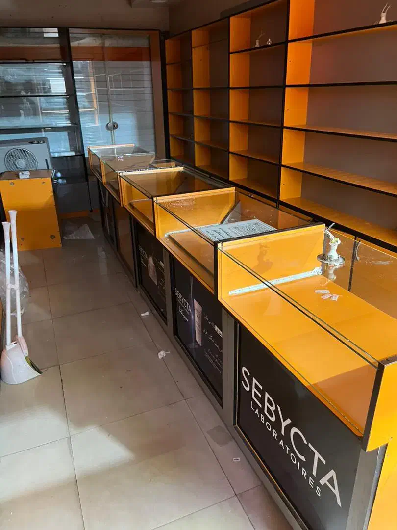 فروش ویترین فروشگاهی|فروشگاه و مغازه|لنجان, |دیوار