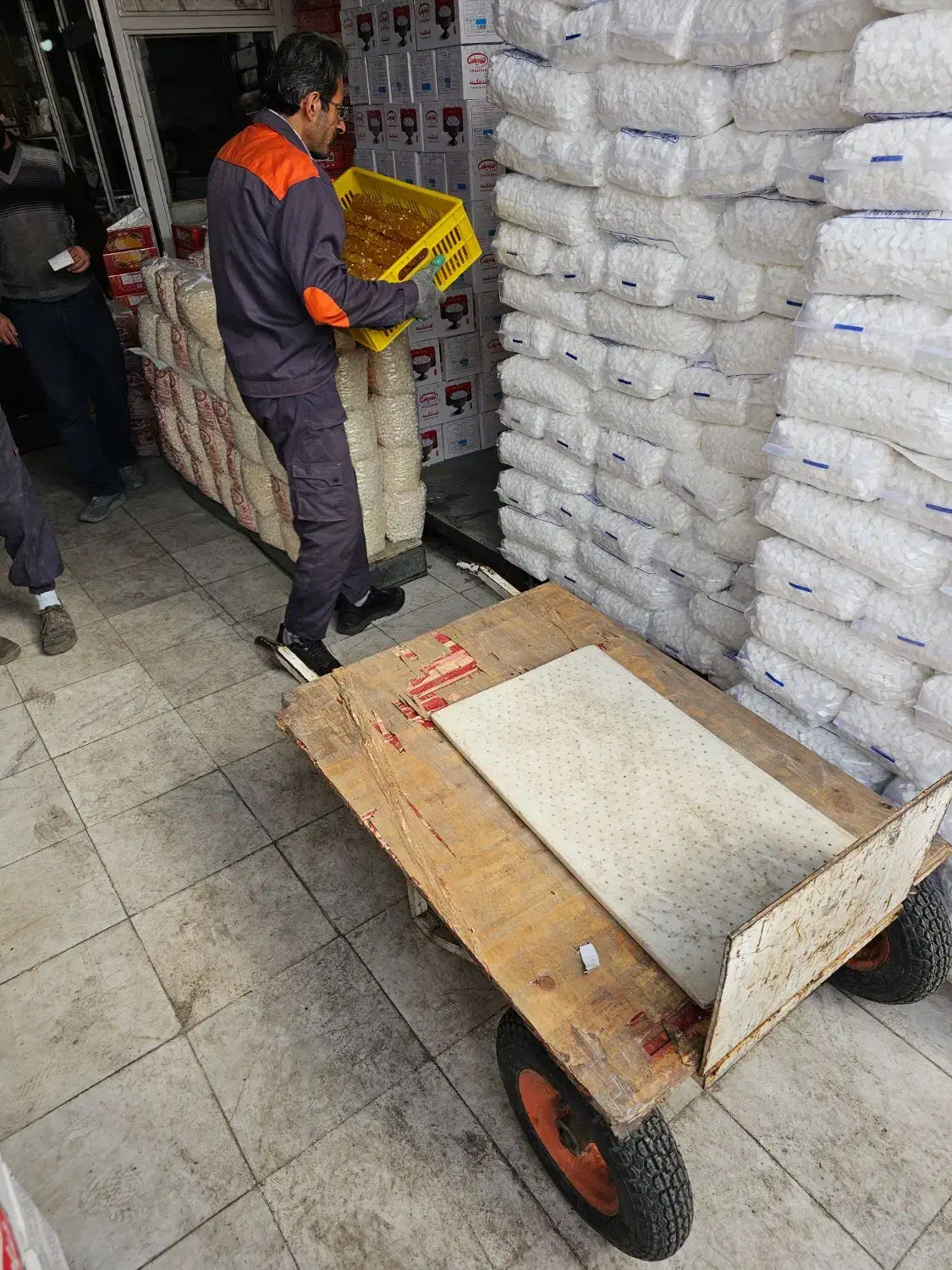 استخدام|استخدام خدمات فروشگاه و رستوران|مشهد, کارمندان دوم|دیوار