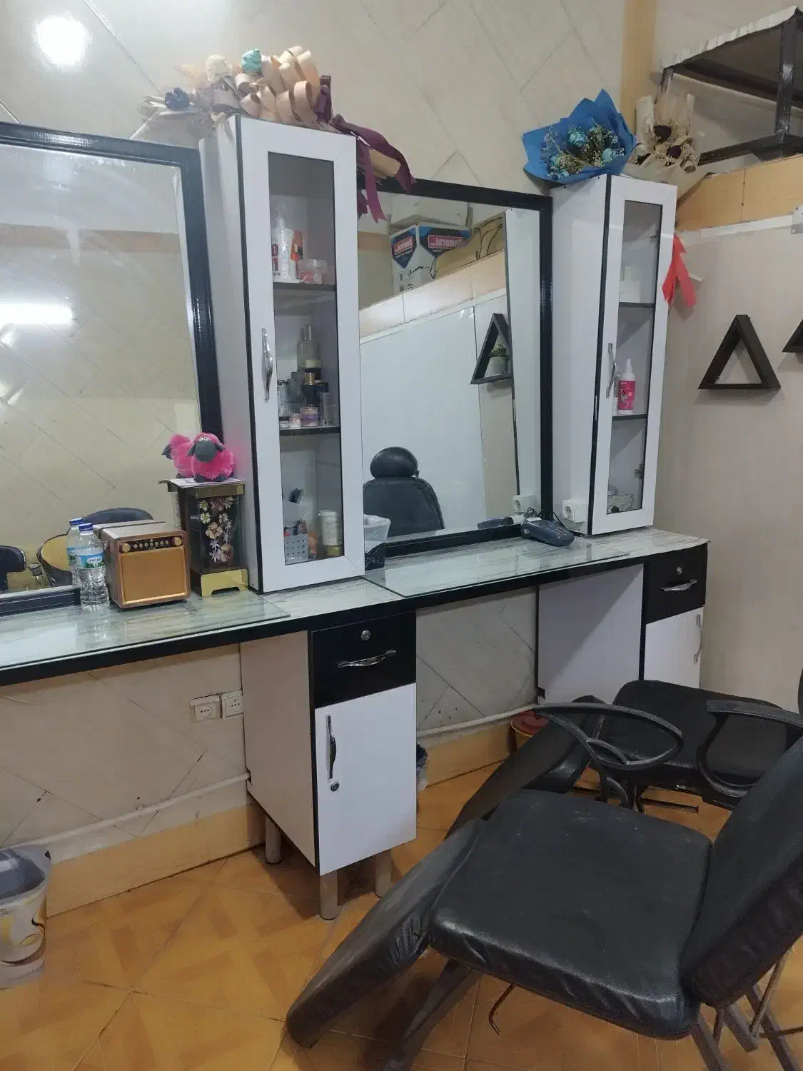 ویترین آرایشگاهی،صندلی اصلاح ومیکاپ|آرایشگاه و سالنهای زیبایی|فردیس, شهرک ارم|دیوار